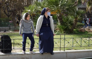 Sr. Victoria Kovalchuk with a refugee girl in Athens, Greece in April 2021. Alexey Gotovsky/CNA.